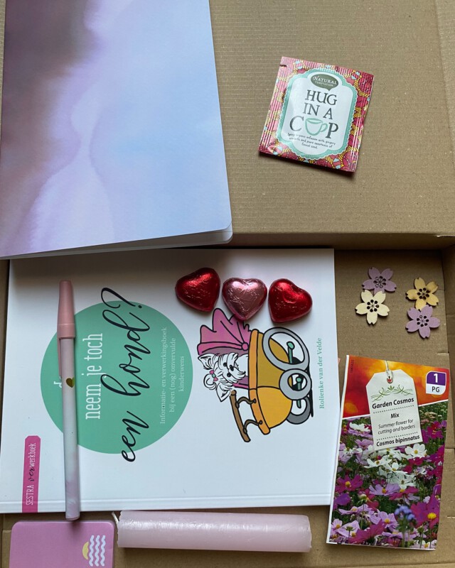 Moederdagcadeau voor wensmoeders: met boek ‘Dan neem je toch een hond?’, wensmoederdagkaart van De Verdwaalde Ooievaar en kleine, liefdevolle cadeautjes.